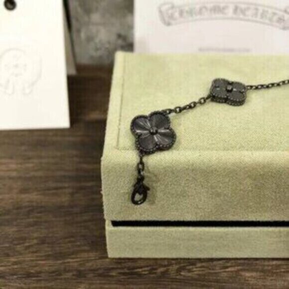 Van Cleef & Arpels 5 Flower Laser Black Bracelet - Picture 3 of 5